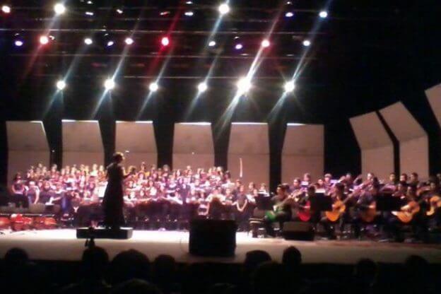 2012'VIII. El Salvador. Concierto en el Teatro Presidente - Parte del coro, y Orquesta Nacional de Guitarras