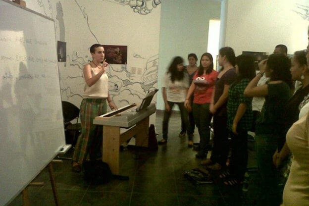 2012'VIII. El Salvador. Ensayando con el Vocal Cordis en el Museo de Santa Tecla - foto 2