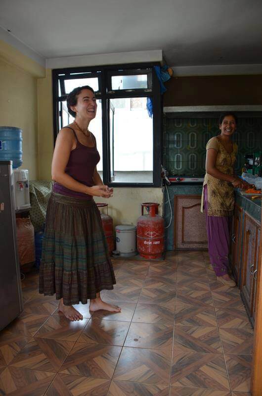 2013'VIII. Bailando danza nepalí en la cocina con Didi.