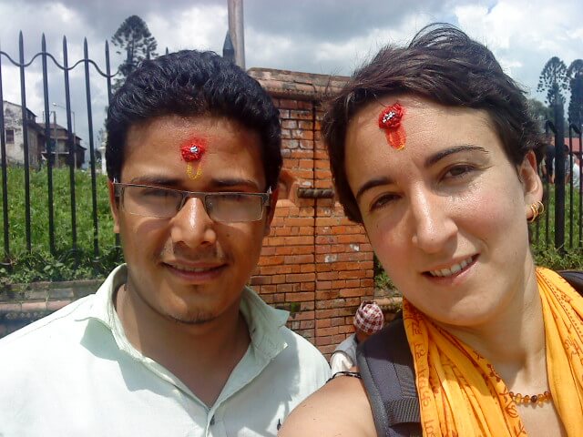 2013'VIII'20. Con el ayudante de Sunita, visitando templos nepalíes