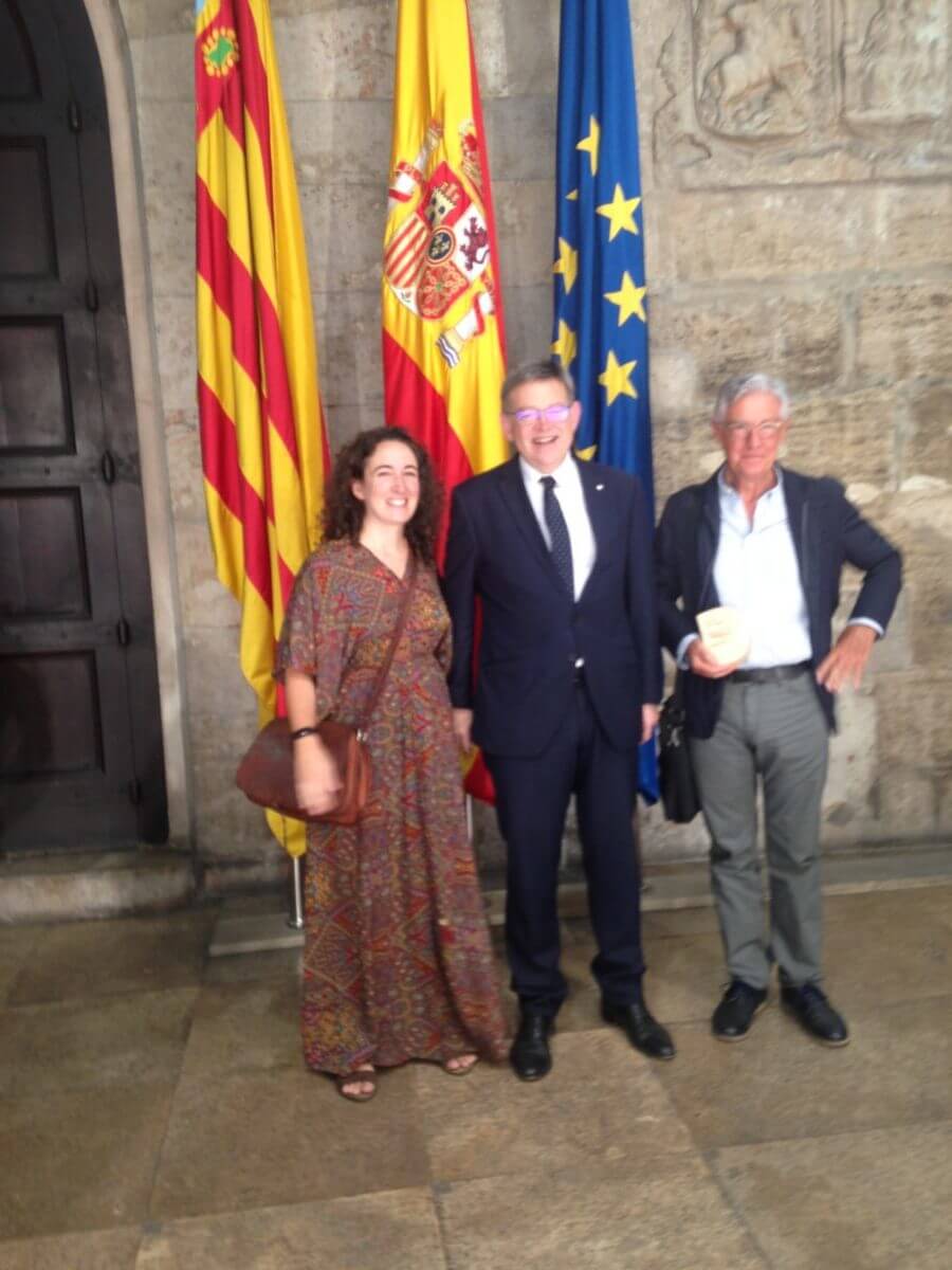2017'VII'1. Cortes Valencianas. Ximo Puig (presidente de la Comunidad Valenciana) entrega el premio a Pepe Gimeno y Sonia Megías.