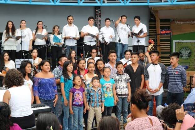 2017'II'21. San Salvador. Concierto en el Mercado Cuscatlán - concierto - 9 - coro Yutahui